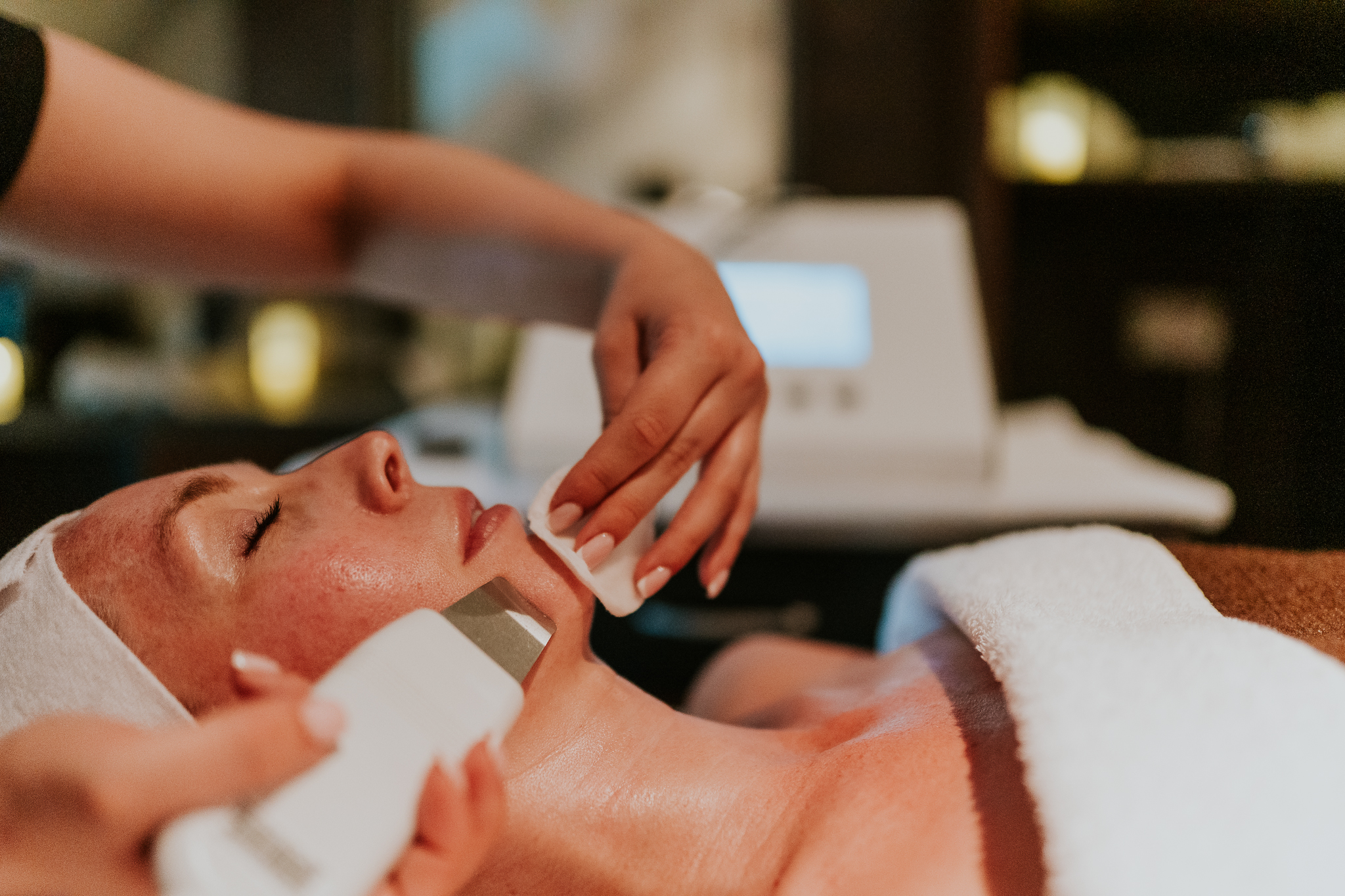 Elemis Expert™ Tech | Radiance + Revive Facial | 25 Minutes