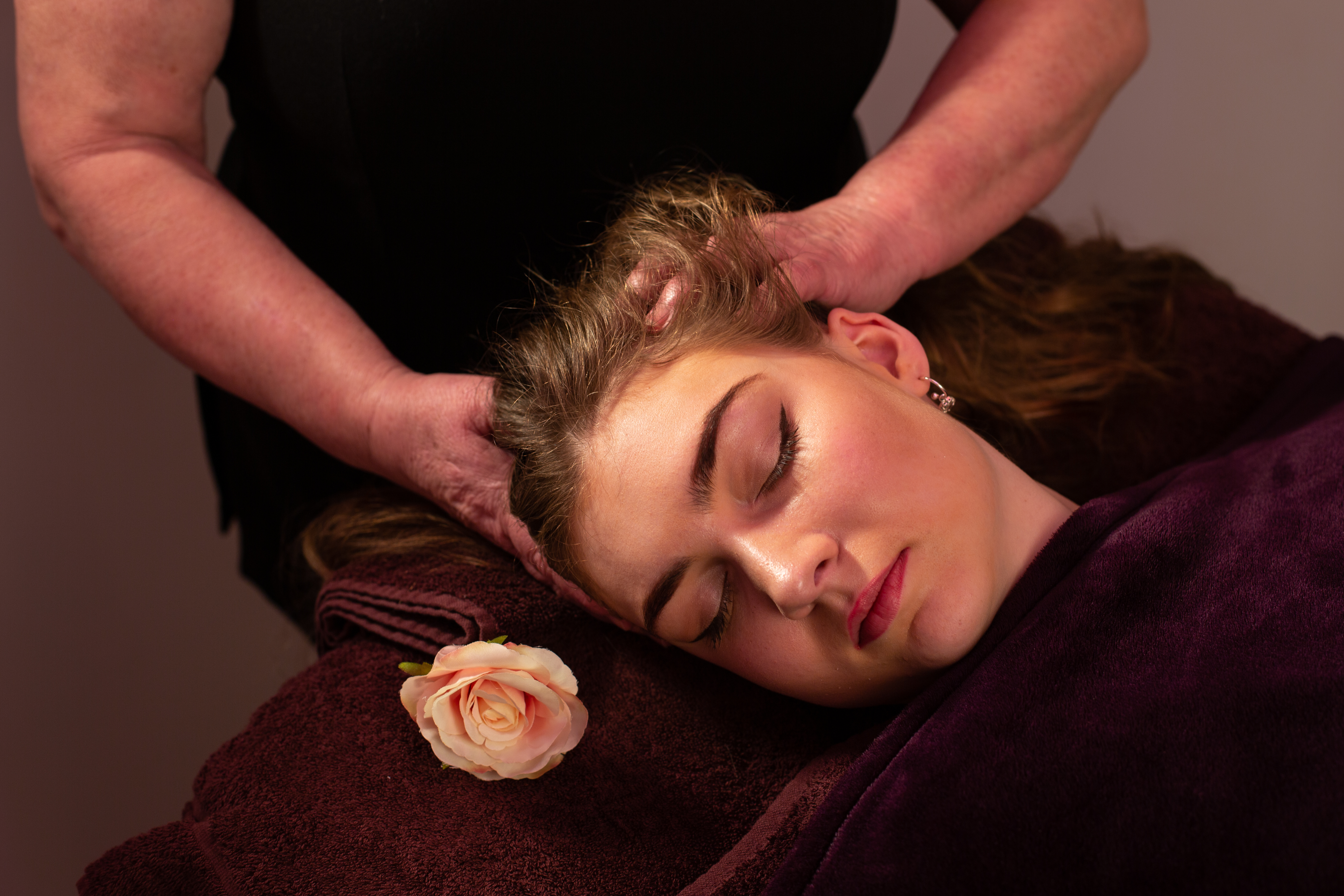 Reynolds Scalp and Decolette Massage