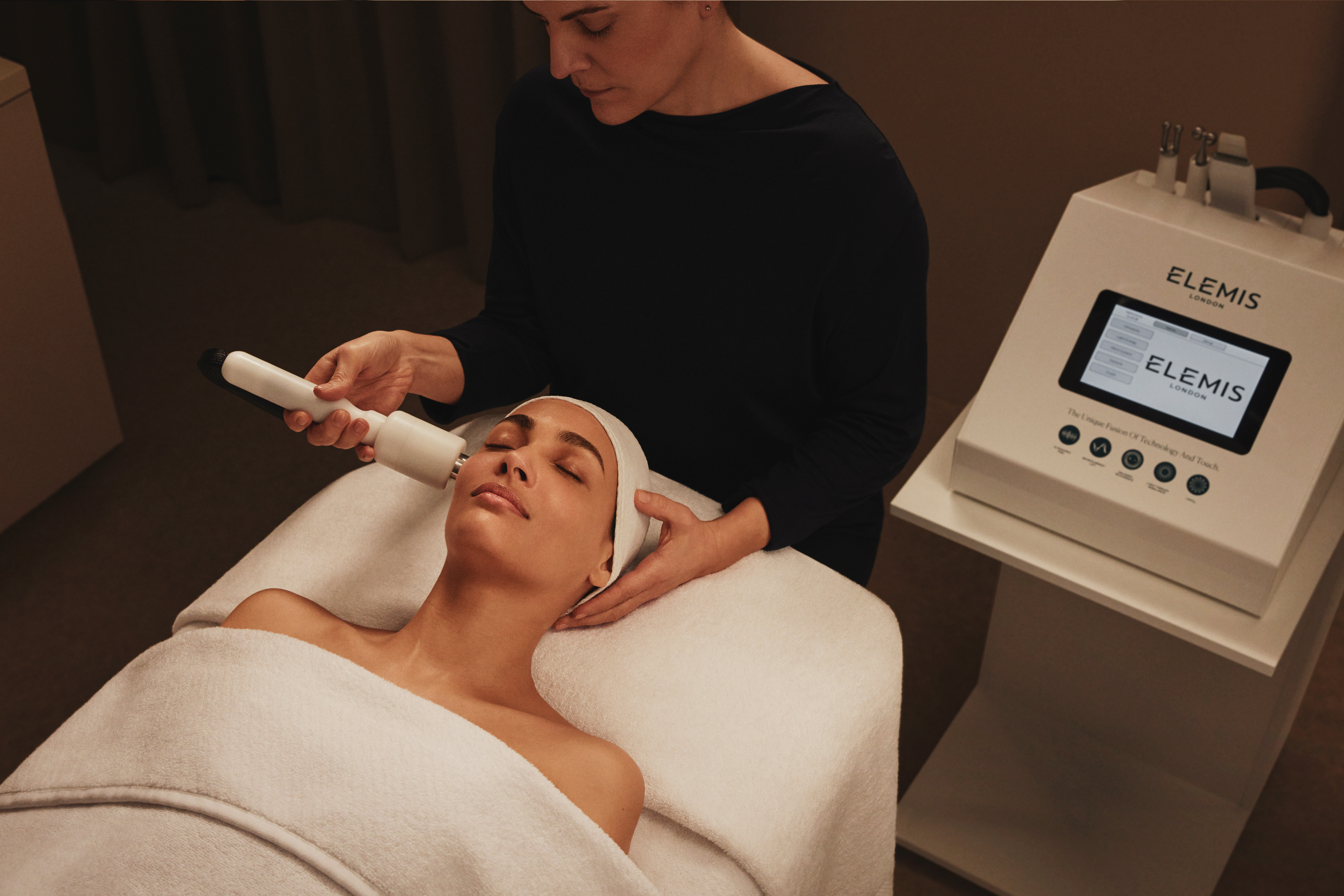 Elemis Expert™ Tech Sculpt + Firm Facial