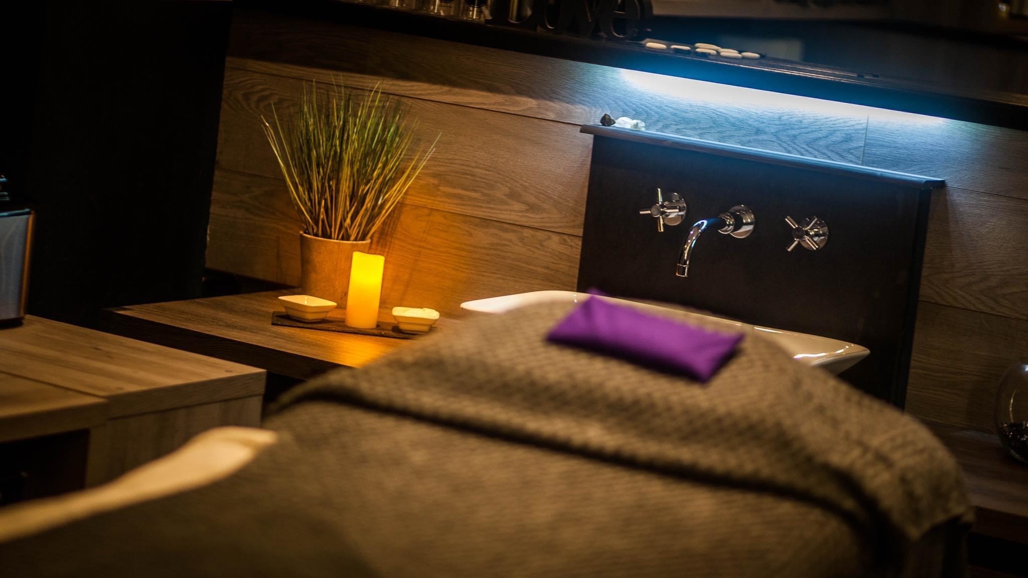 45 Minute Hotstone Half Body