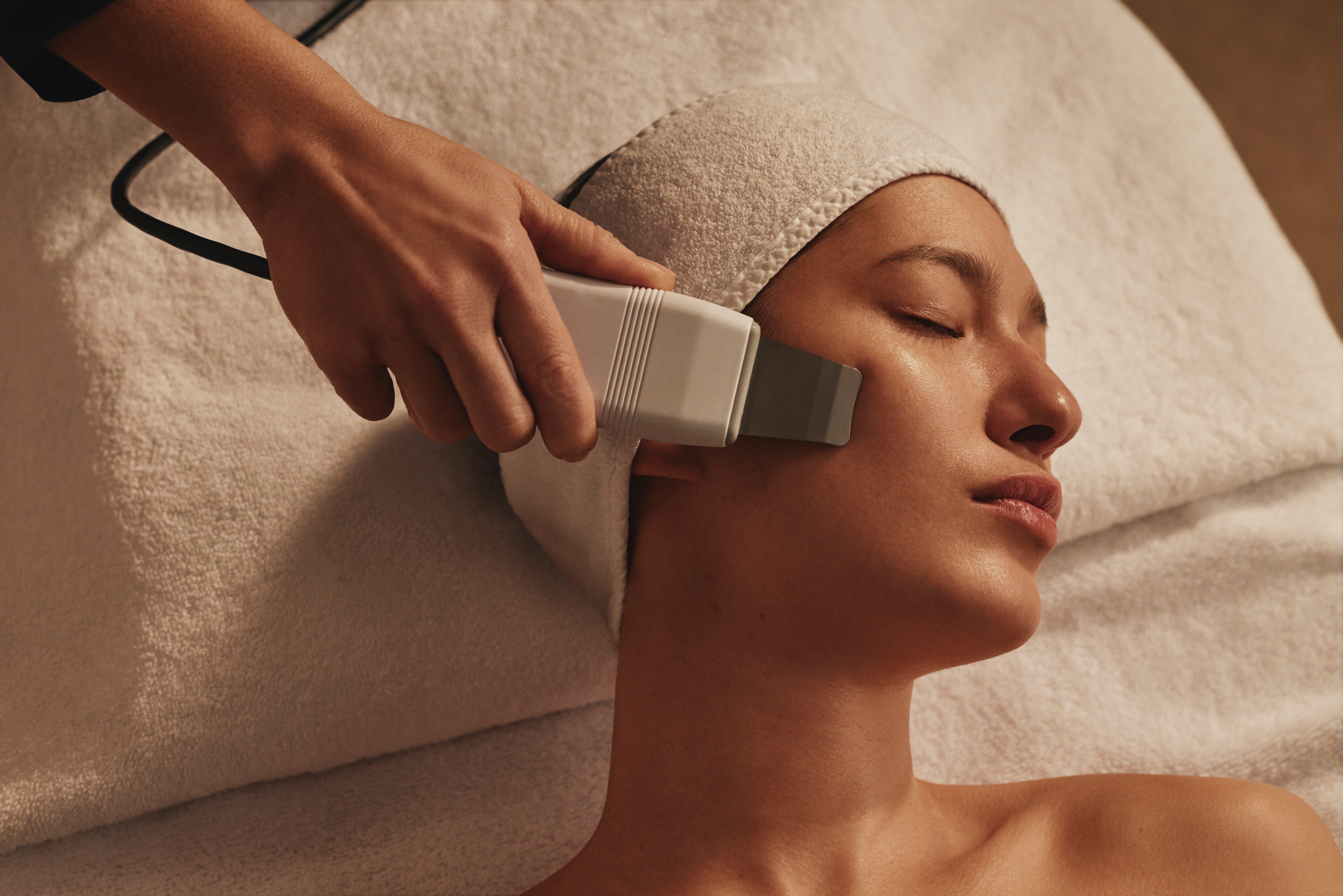 Elemis Expert™ Tech Radiance + Revive Facial