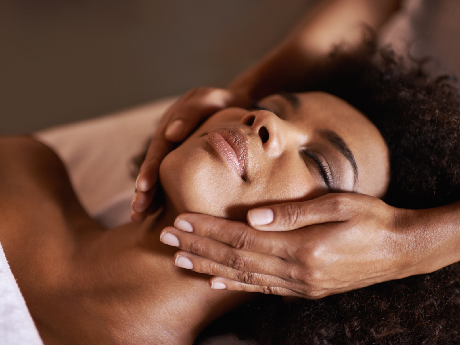 Indian Head Massage with a Mini Íon Organics Facial | 60 minutes