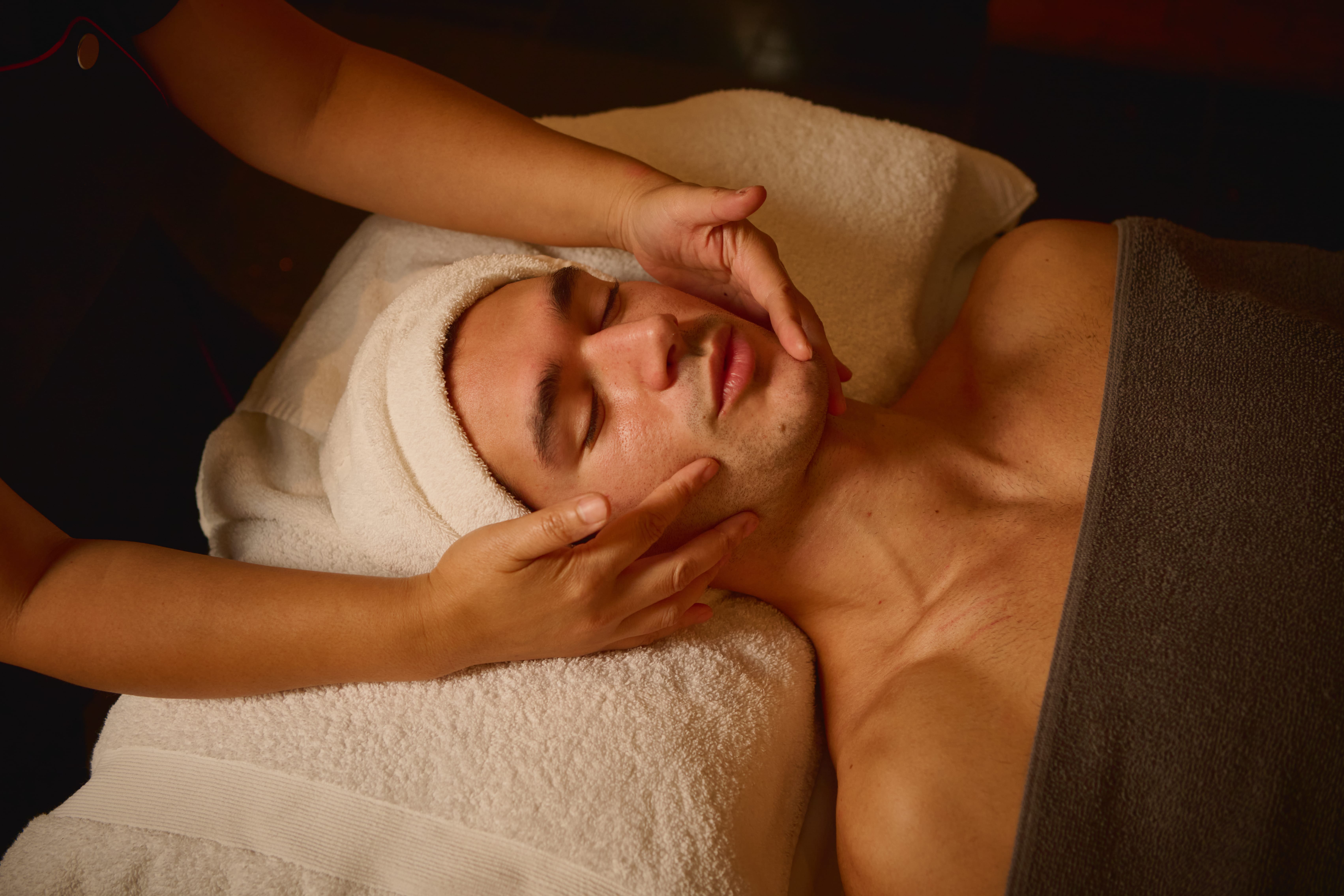 Gentlemen's Hot Towel Facial