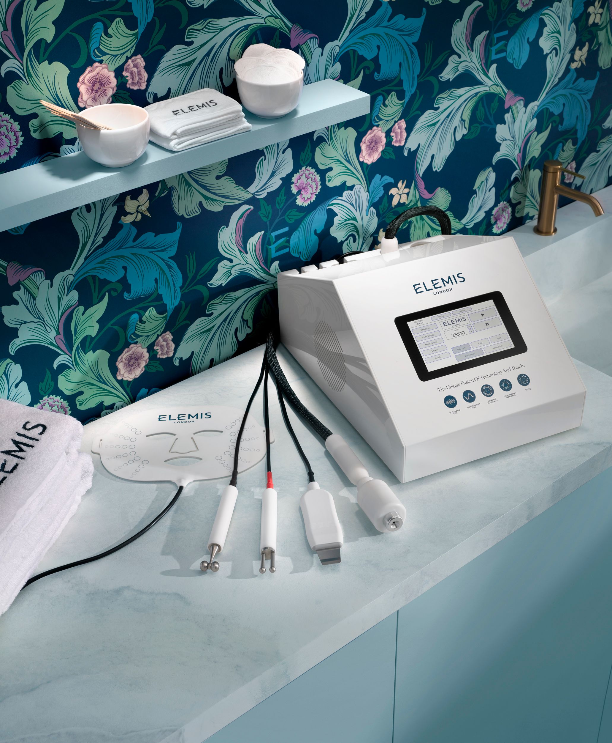 ELEMIS Expert Tech Smooth & Polish Facial