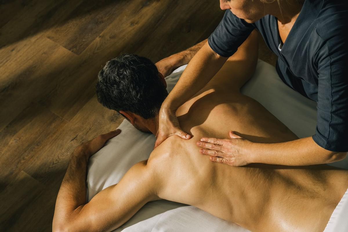 60-Minute Holistic Massage + Advanced Tech