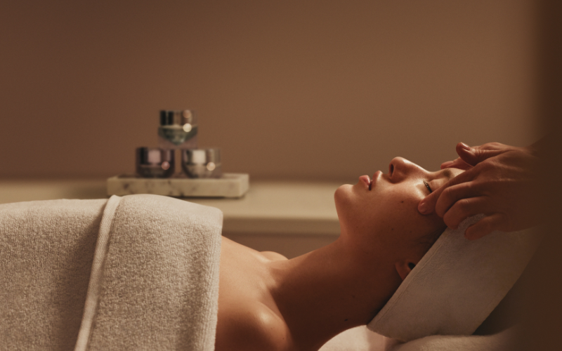 ELEMIS  Expert Touch Reveal Facial 