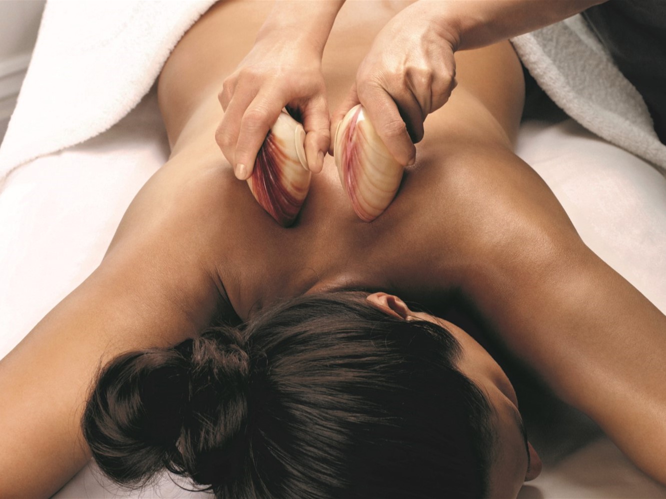 Lava Shell Massage | 55 Minutes